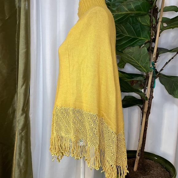 Los Andes Yellow Alpaca Poncho - Picture 6 of 14